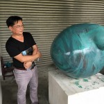 藝術家 - 姜憲明 (左一) 說明：「作品需要透過上釉的反覆洗禮，才能蛻變成飽和的金屬光澤。」