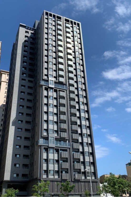 抬頭仰望「築之細道」佇立在風城新竹竹北，放眼眺望視野遼闊的24樓。