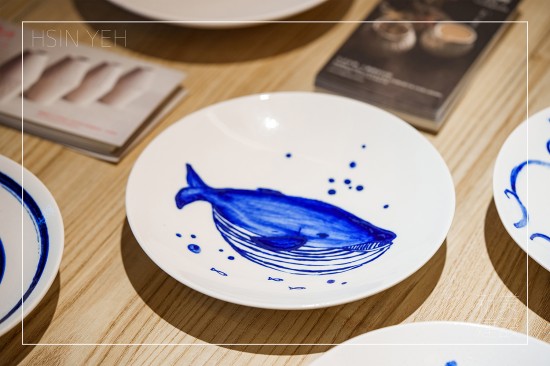 上釉完成的瓷盤，火窯燒結後，飽滿的藍彩，搭配潤白的瓷盤，更顯典雅的氣質，化為獨一無二的手感工藝。