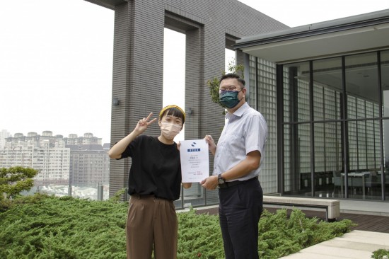 8月底暑期實習期滿，由新業建設蕭智夫建築師(圖右)頒發實習結業證書。