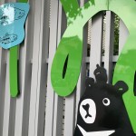 頭上頂著果實的台灣黑熊也悄悄的探出頭來打招呼，邀請孩子們一同遊玩這座繽紛的小小生態圈。