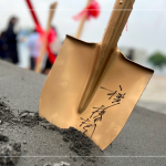 新業建設 穆椿松 名譽董事長 特別於金鏟子上簽名留念，象徵開工誌慶，步步啟程。