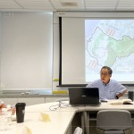 新業建設－卓勝隆董事長（圖中）展開台中市地圖，從都市的發展脈絡到交通建設的建置，說明如何精準選地及企業永續經營的理念。
