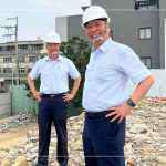 萬丈高樓平地起，新業建設 穆椿松 名譽董事長(右一)與 簡福榮 總經理(左一)，巡視工地的每一角落，講究紮實穩健。