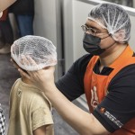 進入庇護工廠的生產線前，烘焙職匠協助大小朋友們戴上網帽、清潔雙手，嚴格執行衛生規範。