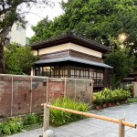 文學館裡每棟日式建築皆為老屋再生修復，午後漫步在古拙的木製迴廊，走在草豐林茂的庭院，環境舒適清幽。