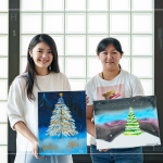 親友相約沉浸在聖誕氛圍中，用畫作送給彼此最美的祝福，為今年的聖誕節增添另一份溫暖。
