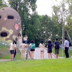 「新業觀峰」戶外公共藝術為日本藝術家駿河 敏親手操刀，命名為「小妖精の砦」，學子們聚焦視野，看見來自日本藝術家的創意，彷彿與藝術家來場意猶未盡的對話。