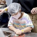 在參與烘焙的過程中，需要桿平麵糰與按壓造型，孩子可以從中訓練到手腕的肌肉，也能獲得獨立完成作品的成就感。