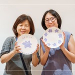 好友相約漫遊在清雅幽美的藍彩中，探索這只白地青花瓷盤，是一件收藏品，亦是每日餐桌上的瓷盤，貼近感受器物的平實溫度。