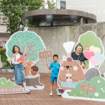 種子廣場上的造型立牌，為當天的大朋友、小朋友們，帶來歡樂的留影紀念，結合臺中文學館與新業的元素，妝點回憶。