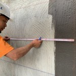 泥作師傅搭配捲尺在貼磚位置作下記號，留下幾道淺淺的水平與垂直線，讓外牆磚的排列更整齊劃一。