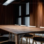 此款手工家俱榮獲2023年金點設計獎，獨具設計的實木家具，乾淨俐落的線條，展現極簡的曲面風格，賦予築願景公設空間一個悠靜的沉穩氛圍。