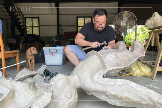 小天使由陶土塑形後翻模而生，鍛鐵藝術家-王柏霖 耐心打磨每一道工序，讓冰冷的金屬綻放溫潤的生命力。