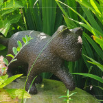 靈巧的貓兒踏上基地開挖的石頭，身影穿梭在花草之間，生動的姿態散發自在的氣息，映照出萬物共享大地的和諧景象。