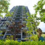 《等待風起》由兩位藝術家攜手創作，鍛鐵藝術家-王柏霖塑造大樹與小天使堅實的身影，而金工藝術家-楊夕霞則以果實、葉片與小動物點綴其中，將自然與藝術交織，為大塊森濤增添一幅靈動的風景。