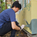 藝術家使用純天然的礦物水性塗料點染每個角落，貨櫃屋歷經改造後，展現全新的風貌。