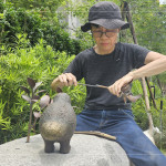 金工藝術家-楊夕霞從大自然汲取靈感，以細膩的觀察與描摹將植物化為造型，為金屬注入靈動的生命氣息。