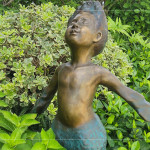 小天使出自 鍛鐵藝術家-王柏霖 之手，臉部五官刻畫入微、神情生動，彷彿正感受迎面而來的清風，將那份細緻而溫柔的喜悅，悄然送入住戶心中。