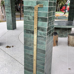 八角亭柱上嵌著一段『黃銅尺標』，刻上130公分的位置，這是量測樹圍的基準，也是歲月的起點，將數字除以2.5便能估略樹的年齡。