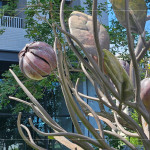 樹上的葉片與果實皆以紅銅片鑄造，經過敲擊、塑形後，再一片片焊接於枝條上，展現出栩栩如生的自然風貌。