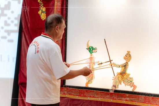 邀請來自高雄–東華皮影劇團，敘說家傳七代百年傳承文化，期盼傳遞無形文化資產。(圖中為張榑國團長)