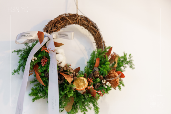 聖誕花圈也稱為『待降花圈』，在拉丁文中是『來臨』的意思，象徵永恆的生命與期望，更是一份承載許多美好寓意的祝福。