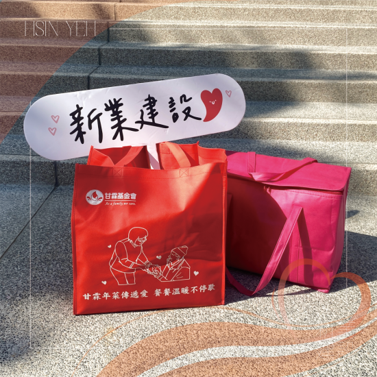 2026甘霖年菜傳遞愛，餐餐溫暖不停歇，當天共有330位車友齊聚，送出每份15公斤，共10天份年菜，送出的不只是一份餐，更是滿滿的惦記與問候。