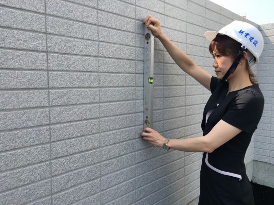 外牆二丁掛磚抹縫的緊實度，能讓磚材間的連接更為牢固，此外也少不了貼作是否齊平的檢測程序。