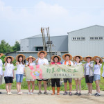 新業支持霧峰『益全香米』契作認養，栽種無農藥、無化肥的穀物，實踐友善土地的耕作理念，每年秋旬豐收分享給社區住戶。