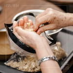 將熟黃豆搗碎，溫熱的豆香在掌心間瀰漫，每一次按壓都是釀造過程的起點。