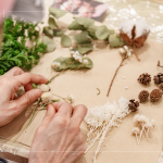 每款花色搭配的花材不盡相同，白色花色以烏桕、法國白梅、蠟梅、尤加利葉、米香、千日紅、棉花及各類果實拼貼而成。