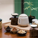 從古日本傳入至今，味噌早已融入台灣的飲食日常，無論是湯、醬或佐料，都成為家常裡的一抹溫暖。