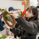 充滿祝福的節日即將到來，提前感受指尖上的聖誕，一圈圈纏繞的不只是花與葉，更是一份為自己編織的祝福與溫柔。