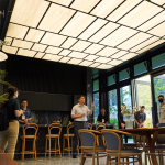 社區中規劃獨立茶屋空間，結合水景與綠意庭園，為住戶留下一處靜雅品茶、悠閒交誼的生活場域。