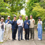 新業建設簡福榮總經理(圖左四）、楊家凱建築師(圖右四)與新業職人團隊、景觀設計團隊，不畏烈陽到郊區選材，不論是景石還是樹種，考量方方面面。