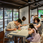 與臺中文化局合作「2025年臺中文學季」，舉辦兩場手刻版印畫活動，在綠蔭榕樹下、時光靜謐的日式老屋，細細感受文學與手作交織的美好時刻。