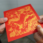致贈版畫藝術家設計馬年方斗春聯，『駿馬飛越．馬到成功』，象徵希望穩固、納福迎祥、萬壽無疆，將這份祝福與溫暖延續下去。
