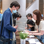 設立新業建設專屬領票處，仔細與住戶核對資料及票卷，讓住戶可安心的入場觀影。