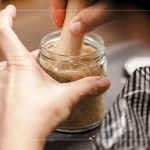 將味噌原料充分混合後裝罐，層層壓實，手作的溫度與節奏，讓每一罐味噌都帶著獨一無二的個人印記。