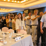 同仁們互相舒緩筋骨、鼓舞激勵、調整節奏，開啟一天的課程，同時也圈起彼此情感與向心力。