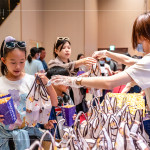 一人一份飲料及爆米花，讓大朋友小朋友盡情享受、沉浸其中。