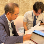 小組間透過面談紀錄表，交流對話，模擬面談時應具備的技能，找到最適配職位、團隊和公司文化的人才。(圖左一為新業建設 卓勝隆 董事長)