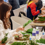 新鮮的雪松作為這次花圈基底，以手掌長度為基本大小，並可自行修整雪松的茂密度與長度，調整出理想中的花圈效果。