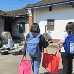 同仁協力提著15公斤重的年菜，穿梭在台中的街道巷弄，只為將這份惦記與問候，送至弱勢獨居長輩、身心障礙朋友手中。