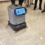 「專業清潔機器人」整合掃地、吸塵、拖地與加壓推地四大功能，一次運行可完成多項任務，節省時間和人力，提升社區的清潔效率。