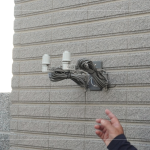 透過雨水感知器，偵測雨天時自動停止澆灌，屋頂與地面的雨水導流至雨水回收池儲存，實現水資源的循環再生，達到節能環保的目標。