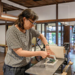 以滾輪均勻塗墨於雕刻圖樣，再透過壓輪機壓印紙面，使色彩更豐富飽滿、輪廓清晰。