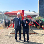 萬丈高樓平地起，新業建設 穆椿松 創辦人(左一)與 卓勝隆 董事長(右一)，講究紮實穩健、堅持建築職人精神，為城市注入嶄新面貌。