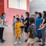 導覽員帶領住戶走訪臺中國家歌劇院，認識獨特的建築工法，探索每一處細節背後的故事。